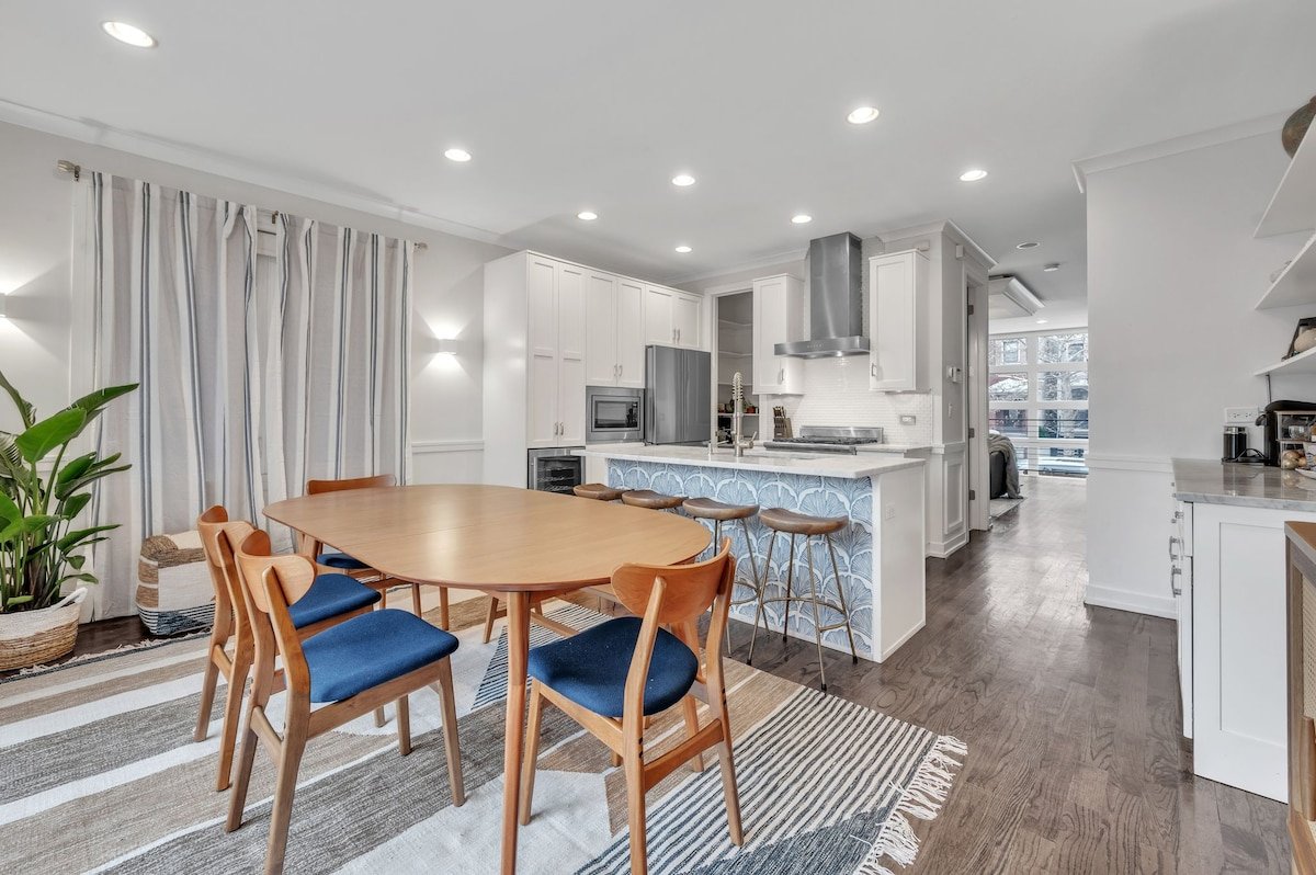 Trendy & Cozy 4BR/4BA with Garage,West Town gallery image 3