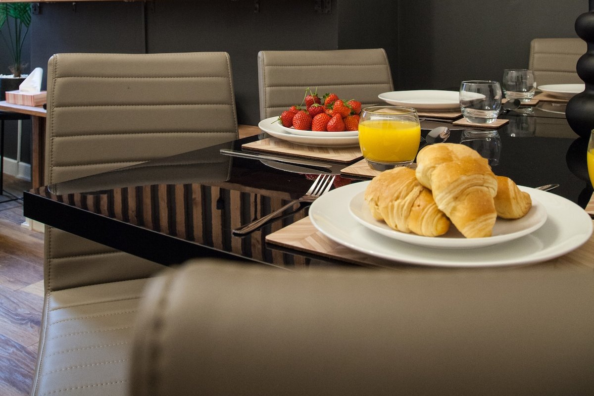 Modern Luxury House – City Getaway, Free Parking! gallery image 3