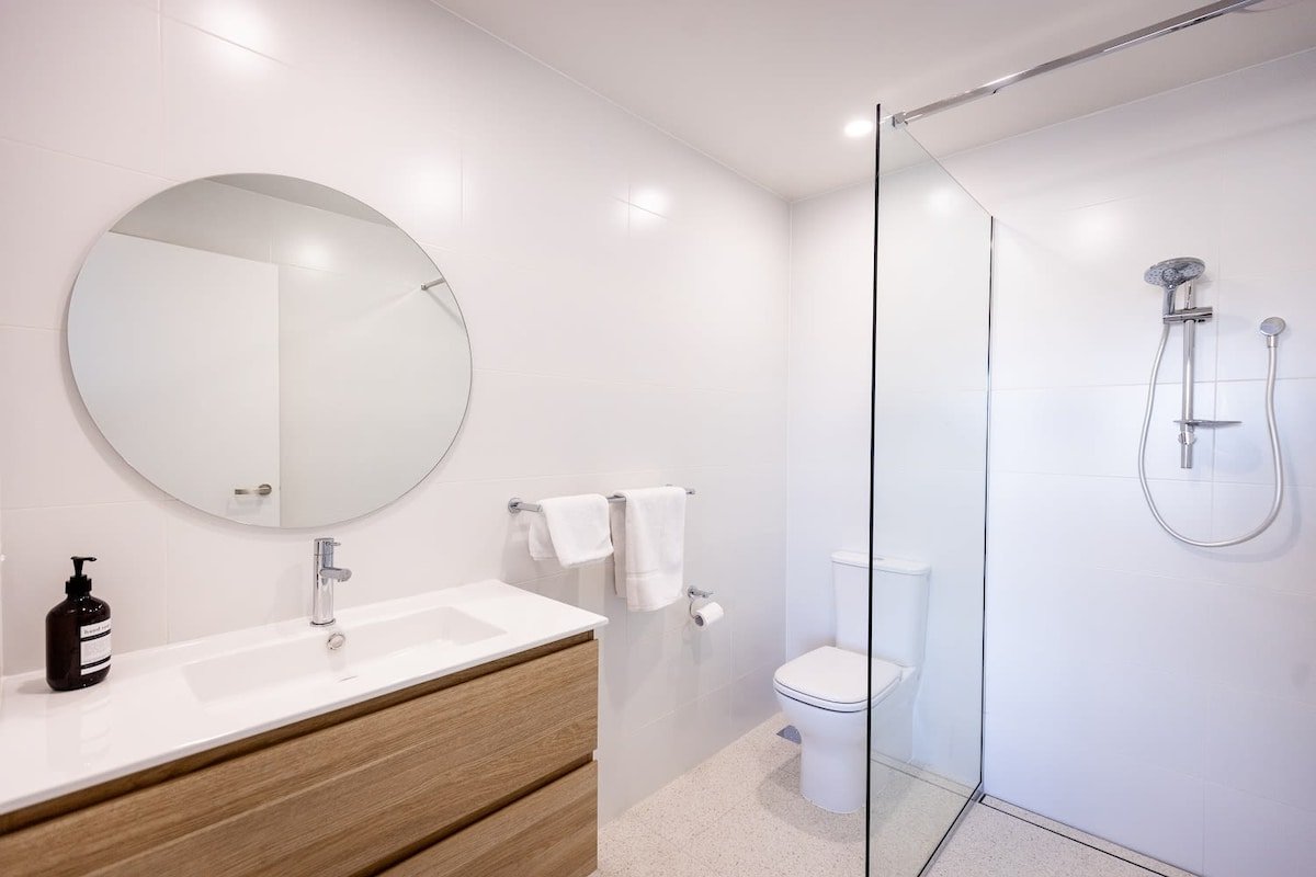 Little Island Apartments #14 gallery image 5