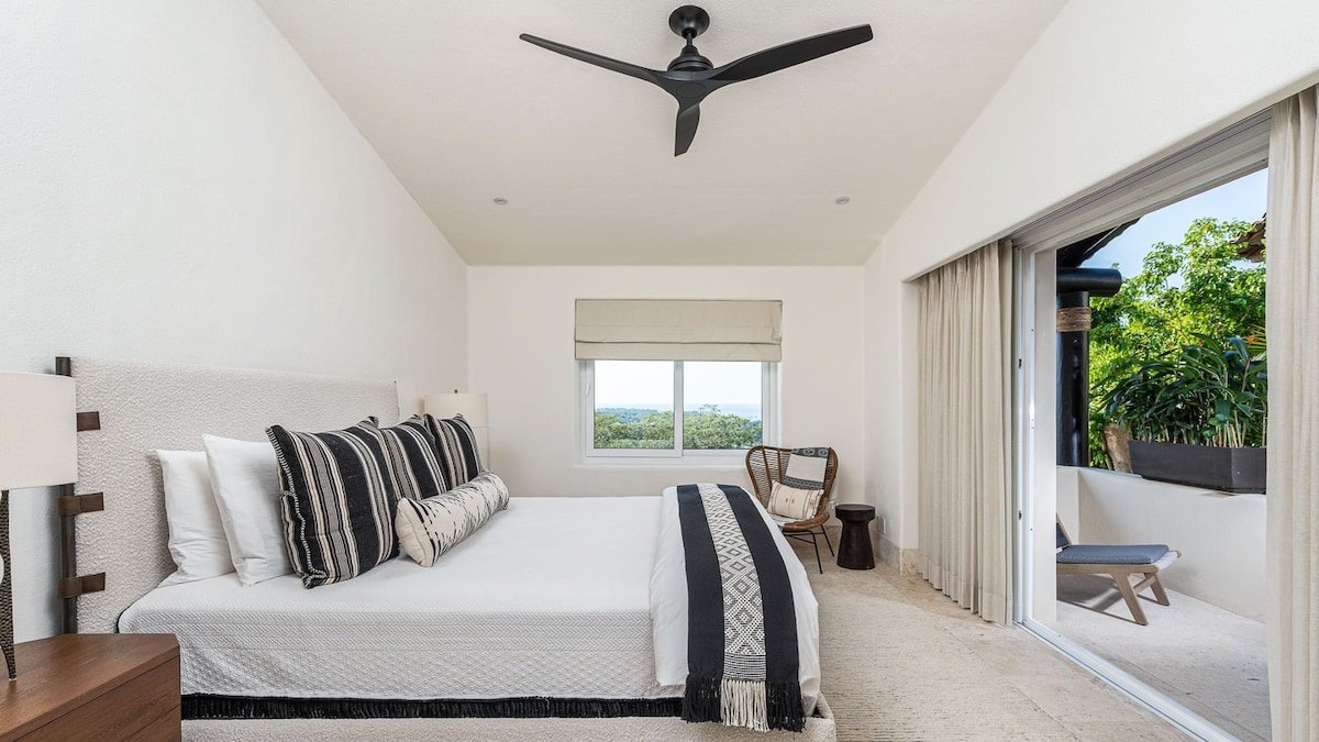 Sleek Four Seasons Private Villa With Ocean Views gallery image 2