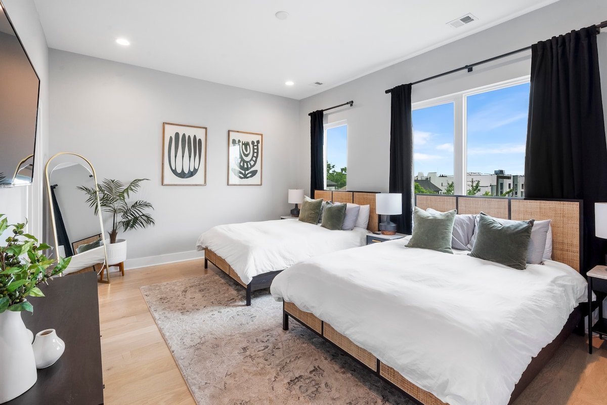 Luxury Group Getaway Near Broadway | Rooftop View gallery image 4