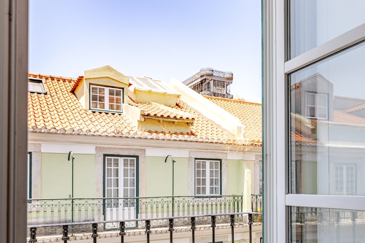 Historic Apt w/Balcony in Baixa (short term lease) gallery image 3