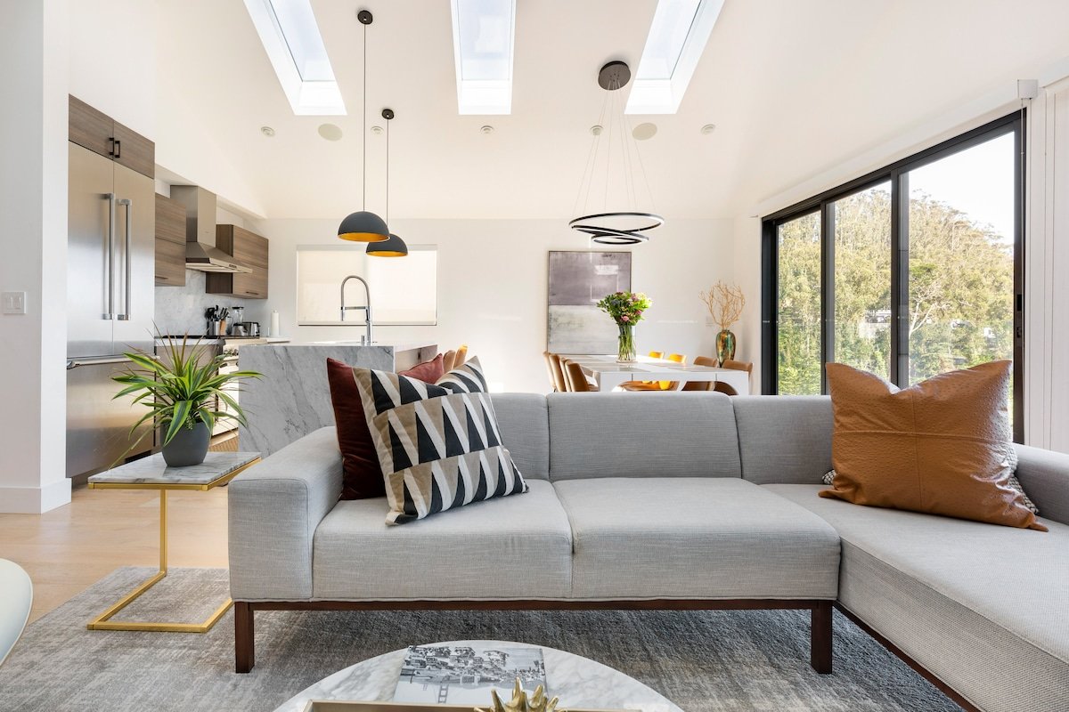 Modern Hilltop Luxe Villa | City View+Nature gallery image 4