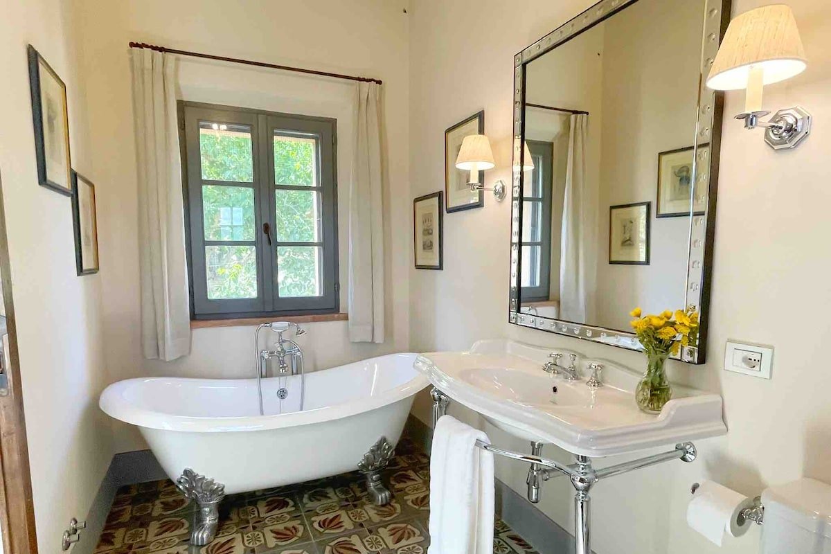 Luxury Retreat in the Tuscan Hills gallery image 5