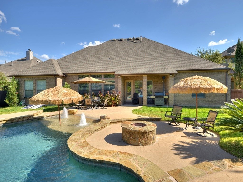 House w/4 beds, Pool/Spa & Grill in Austin! gallery image 5