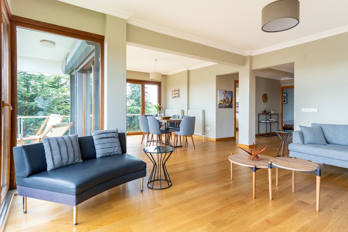 Incredible Luxurious Villa with Spacious Garden gallery image 3