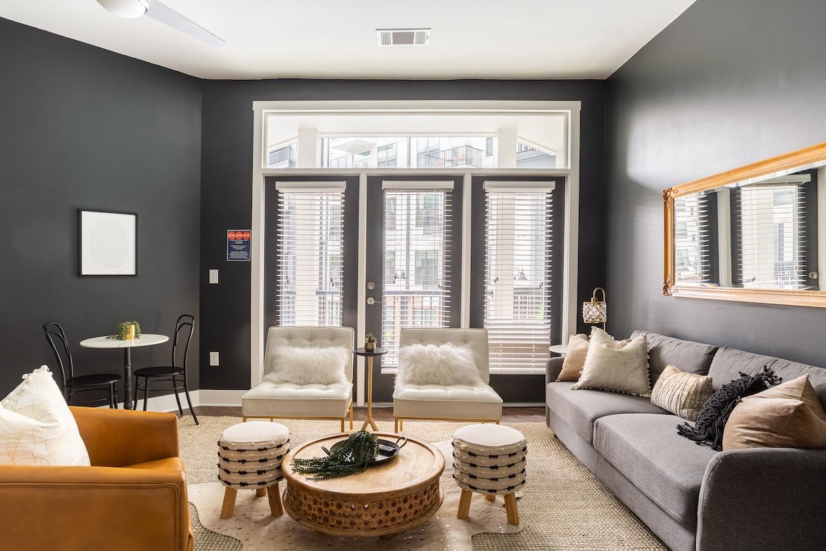 💋Easy walk to Broadway-NASHVEGAS Upscale APT+pool gallery image 2