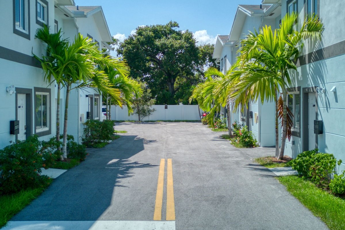 Up to 30 Guests in 3 New Townhomes in Downtown FTL gallery image 3