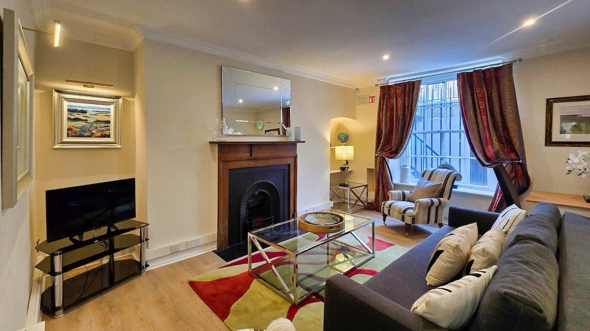 Spacious and Private City Centre Georgian Square A gallery image 4