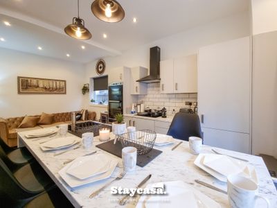 Spacious 6-Bed with Large Patio and Free Parking