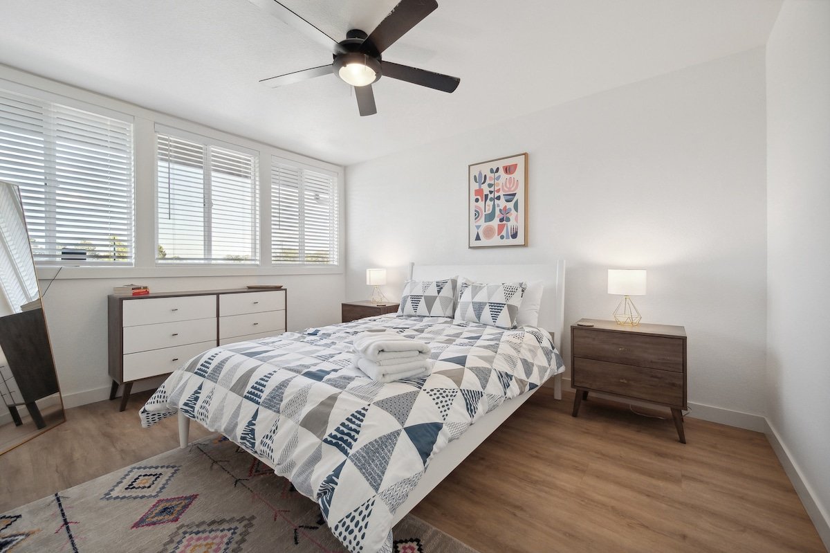 Mid-century modern style home in Harvey Park gallery image 5