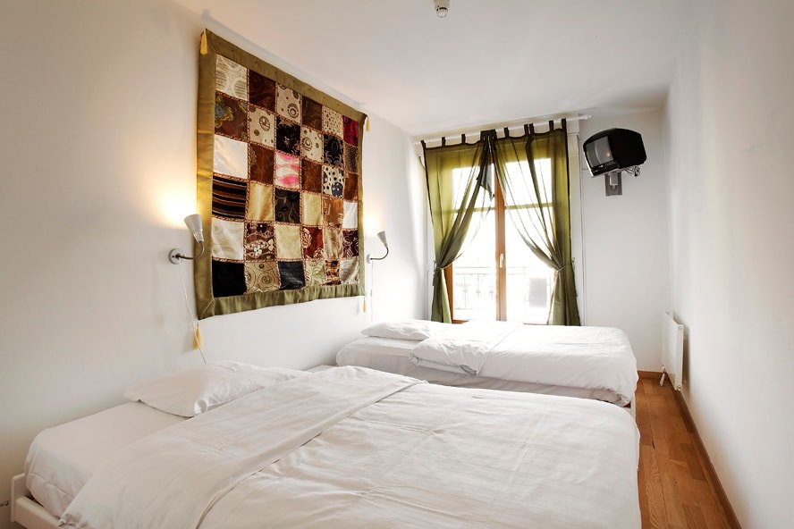 Geneva Center, 3 bedroom 2 bath apt, Full AC gallery image 3