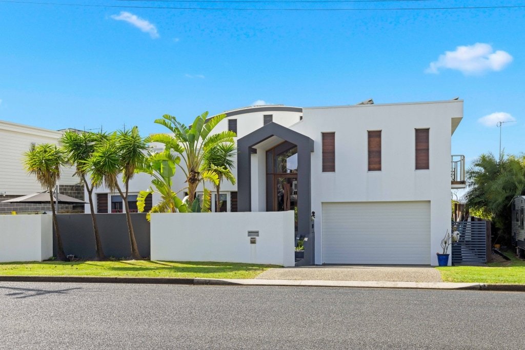 The Vibe Beach House – direct beach access, spa gallery image 3