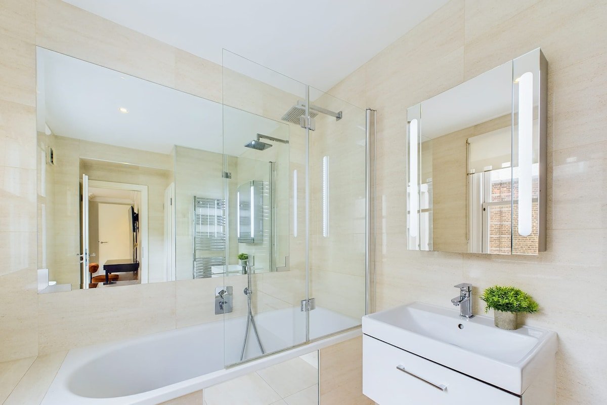 Spacious & Beautiful Bond Street Apartment gallery image 5