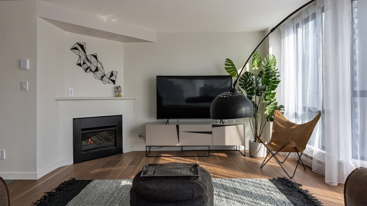 Amazing Location – 2BDRM/2BATH – right on Robson gallery image 2