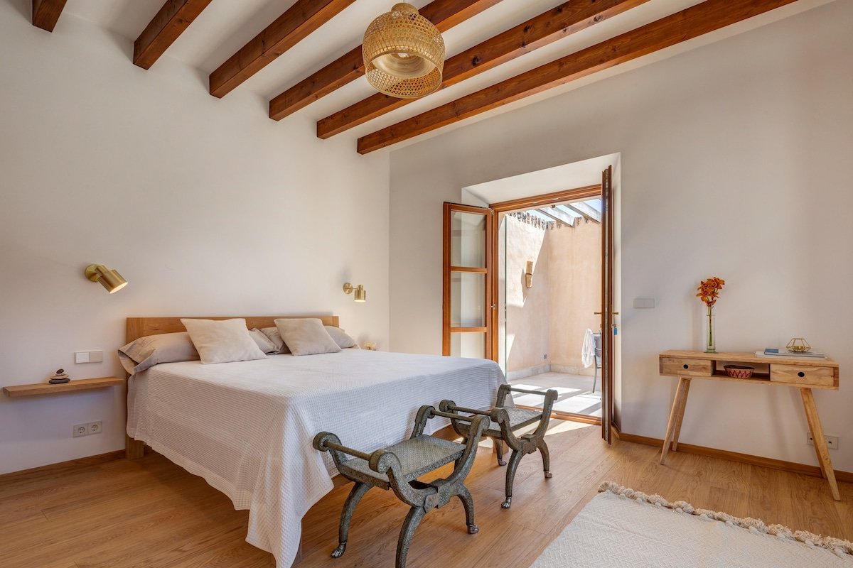 Just renovated luxury villa w/pool. Top Location gallery image 5