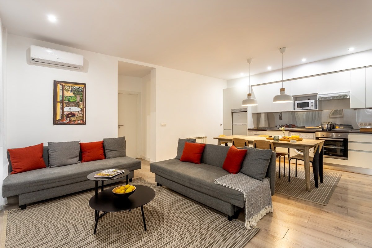 Calle Mayor, central, bright & spacious, AC, WiFi. gallery image 2