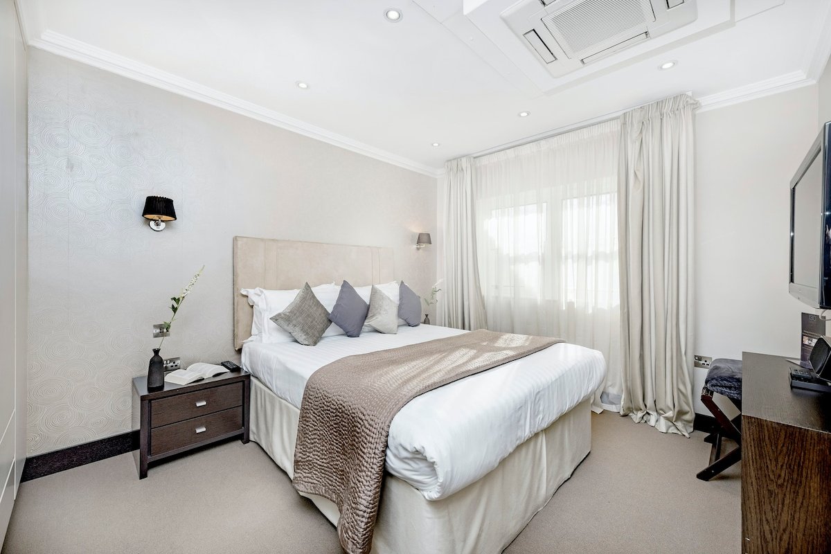South Kensington – Superior 2 Bedroom Apartment gallery image 5