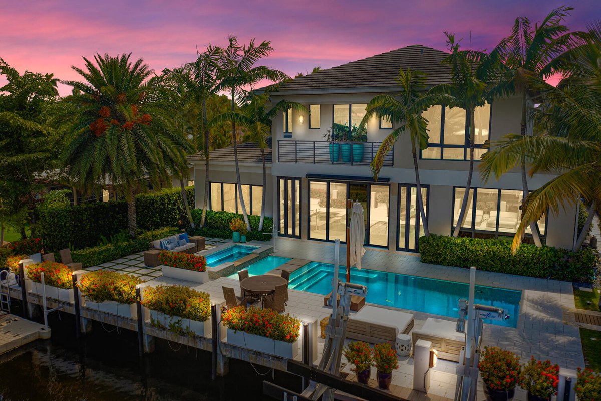 LUXURIOUS MANSION by the water with 5 suites!!