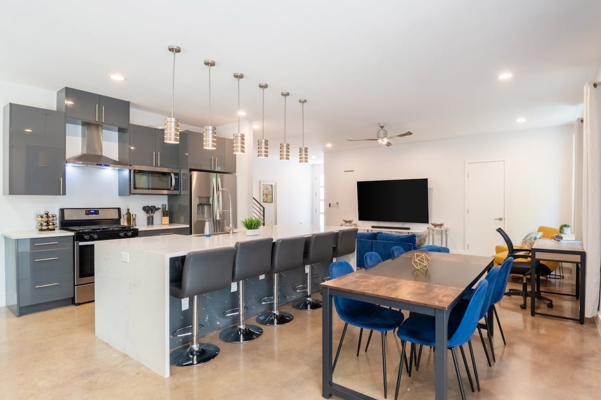 10+ BR Private Retreat, Hot Tub, Near Everything! gallery image 4