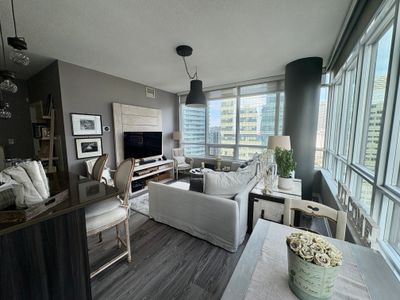 Luxury DT Condo, CN Tower views, 1 park, SuperHost