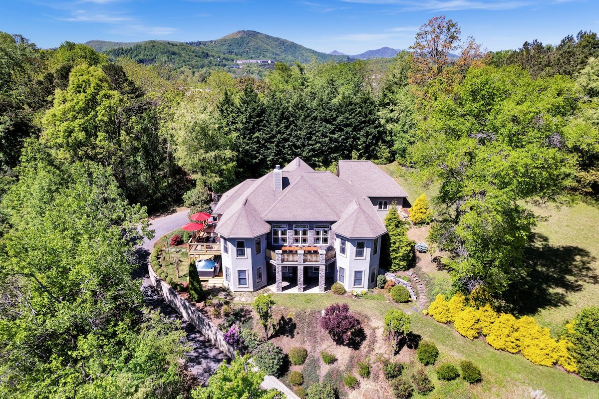 Asheville luxury estate-Hottub, GameRoom & Sauna gallery image 3