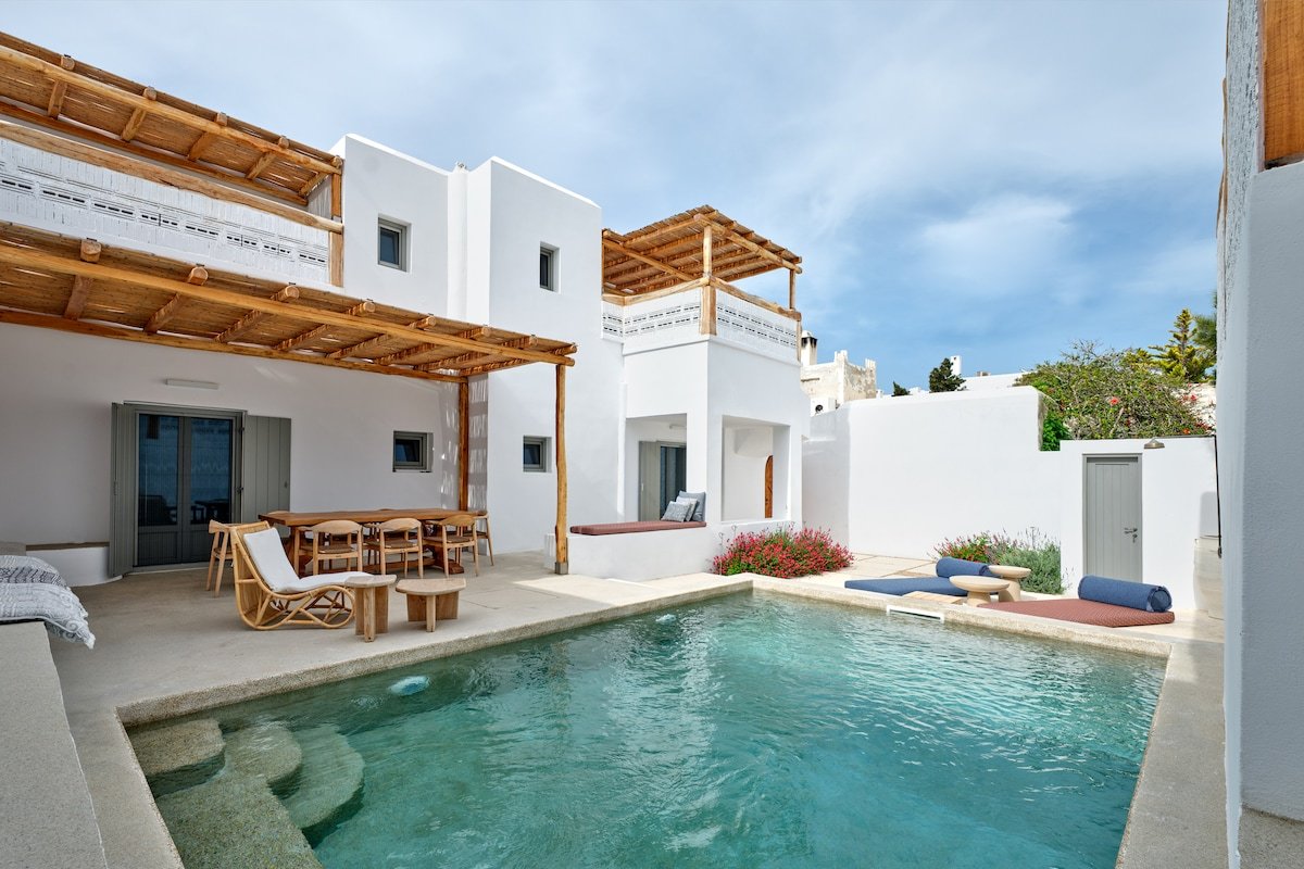 Siora of Paros Ammiralis & Castelis gallery image 2