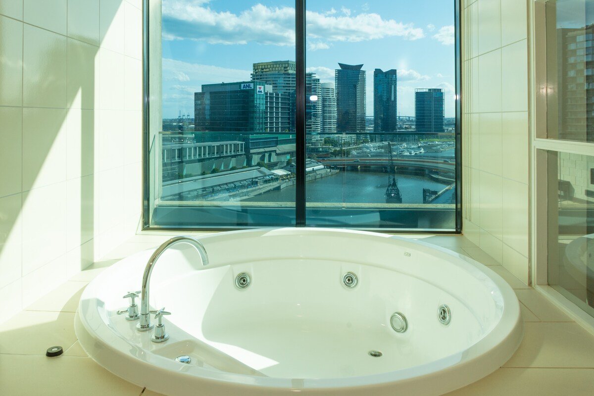 Spacious 3 Bed Apt with Stunning River/City Views gallery image 3