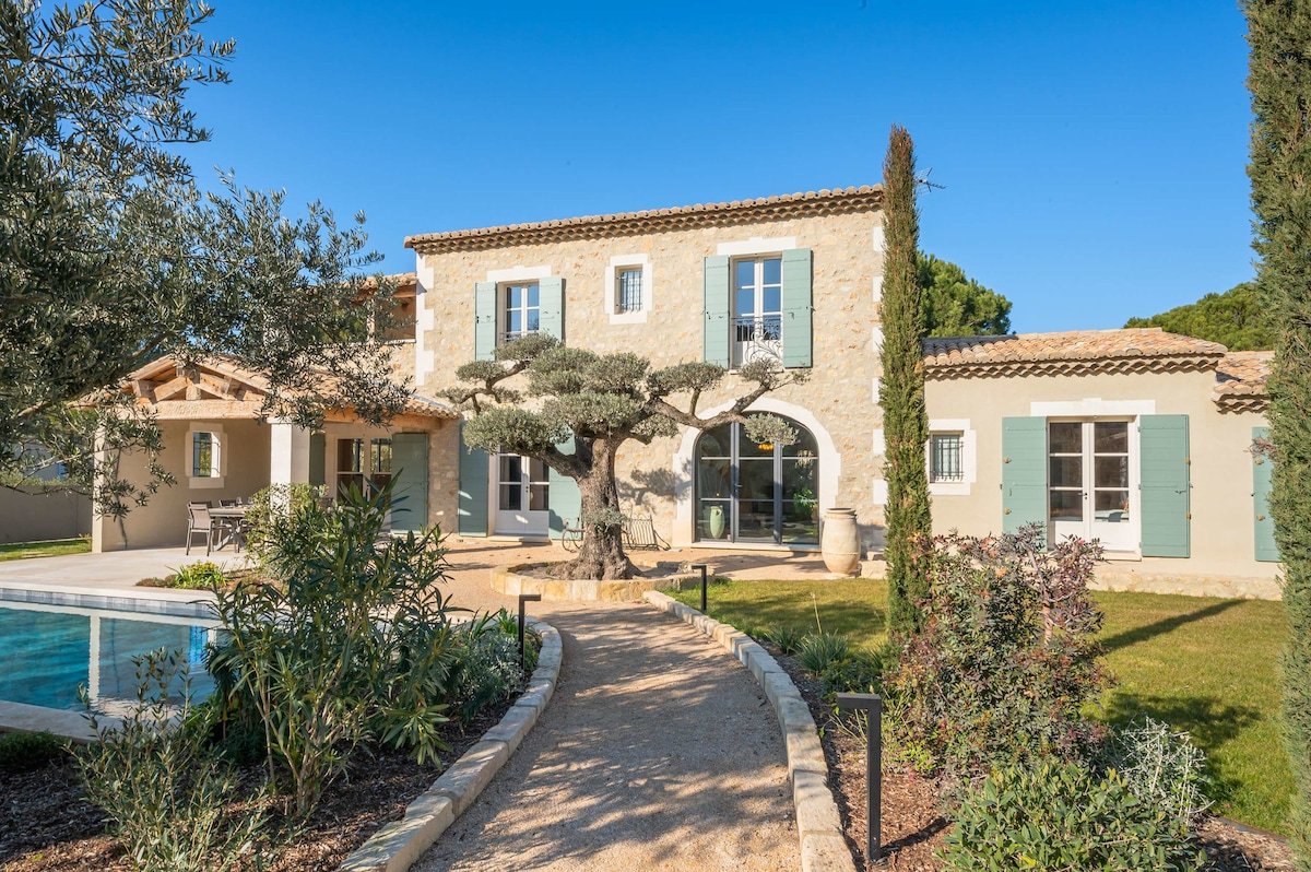 Provencal farmhouse with private swimming pool