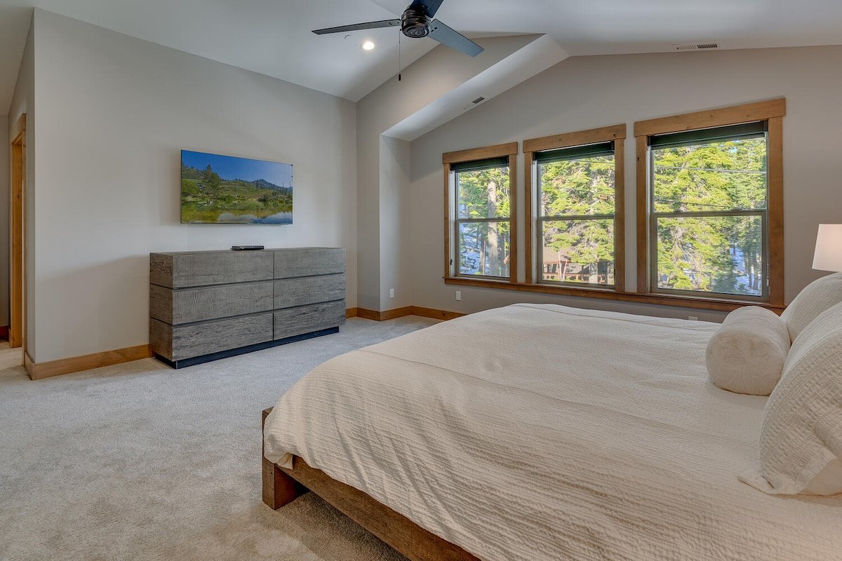 Hot Tub, Pet Friendly, Luxury Home (Stanford) gallery image 4