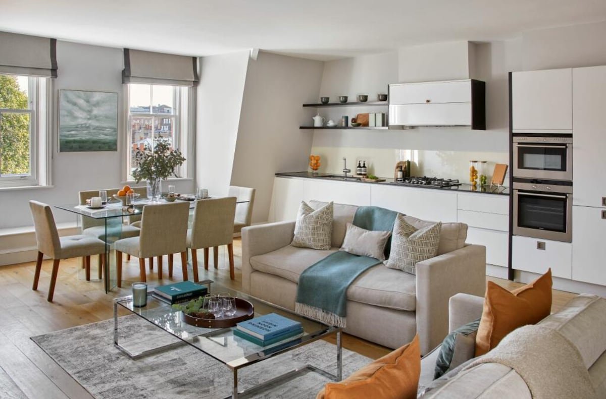 Elegant Mayfair Flat | 2BR 2BA | Walk to Oxford St gallery image 2