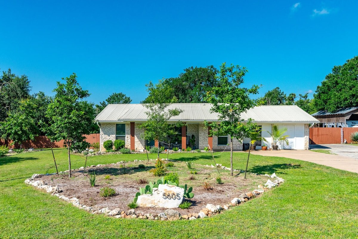 Private POOL South ATX 3 b 2.5 ba 6 mi to DT gallery image 3