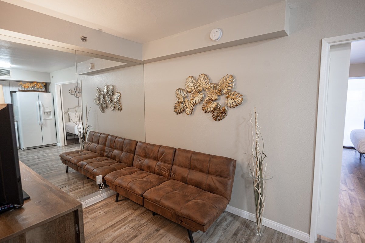 PENTHOUSE SUITE on the strip – 2 Bd/ 1Ba gallery image 5