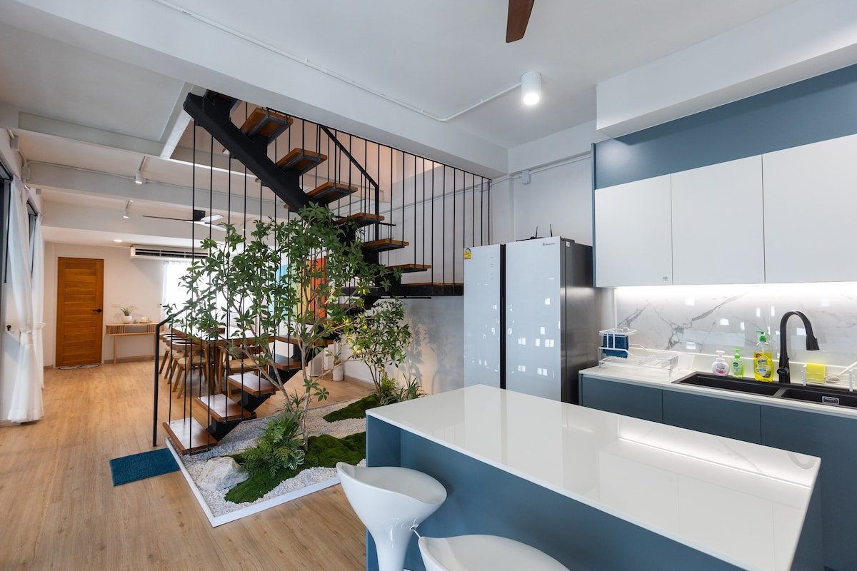 Exclusive Indoor Pool Villa, 300m from sky train gallery image 5