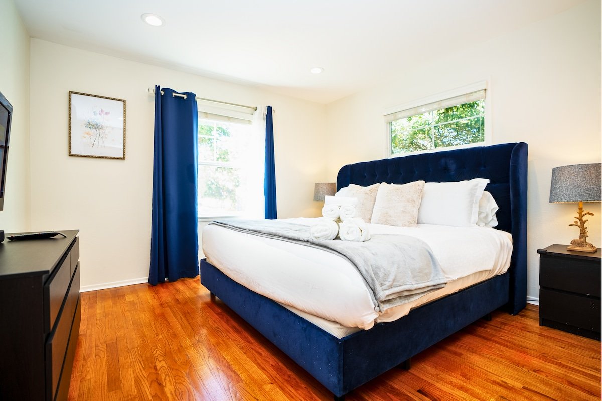 Cheerful 3BR | Bar, Jacuzzi & Kids Treehouse gallery image 5