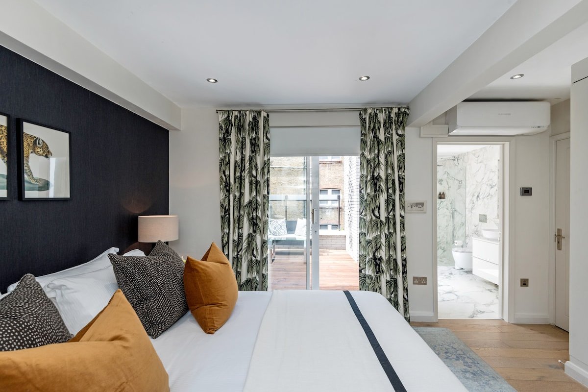 The Buckingham & Lloyds Apartment gallery image 2