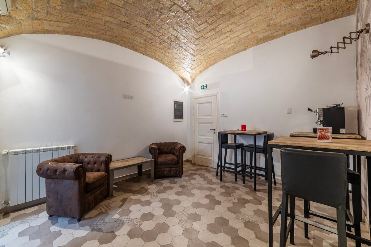 Whole Roman Building 6br/6baths! gallery image 4