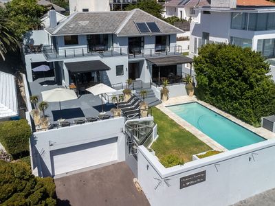 Contemporary Holiday Home on Camps Bay Beach