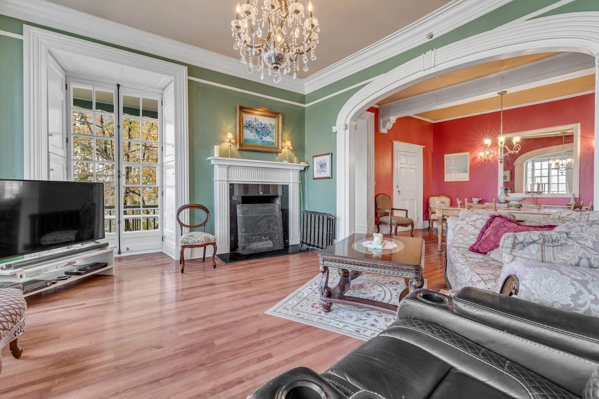 Georgian Home in Old Town (1500 sf) gallery image 2