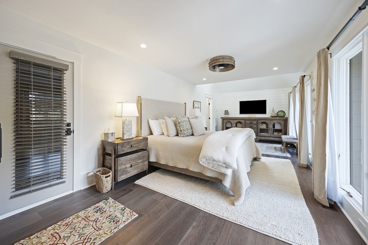 Incredible remodel! Gorgeous w/ panoramic balcony gallery image 5