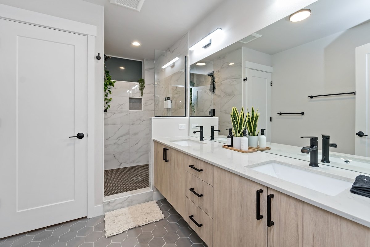 Mins to FIFA~Rooftop Escape~Stadium Views~Sleeps 8 gallery image 4