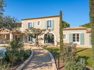Provencal farmhouse with private swimming pool
