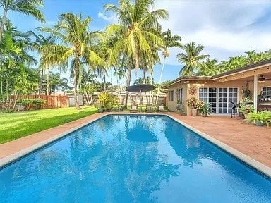 Beautiful house close to Beach and hard rock gallery image 2