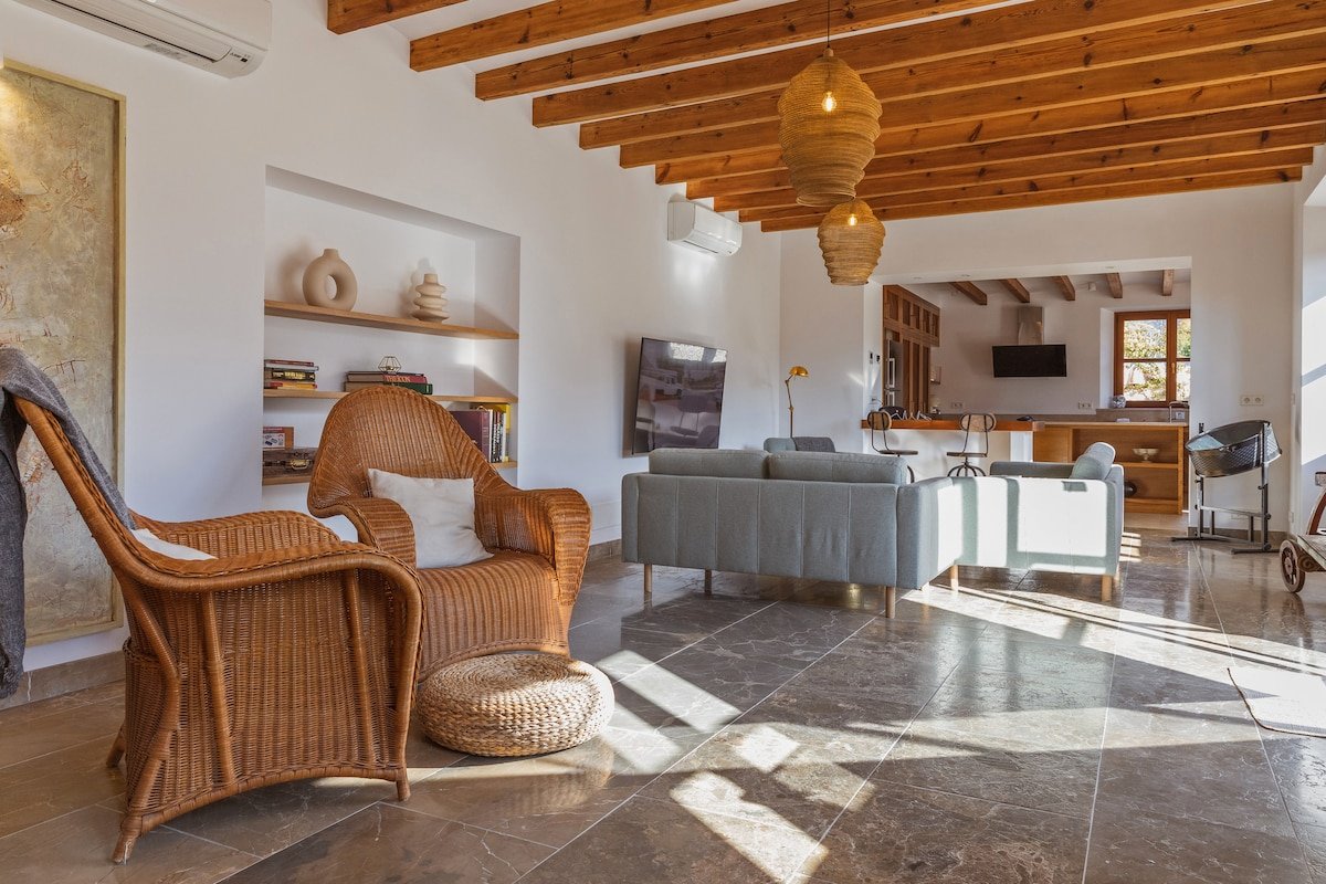 Just renovated luxury villa w/pool. Top Location gallery image 3