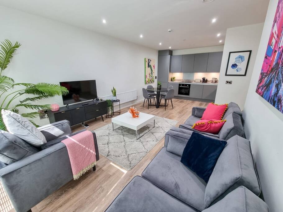 Free Parking Townhouse by City SuperHost gallery image 3