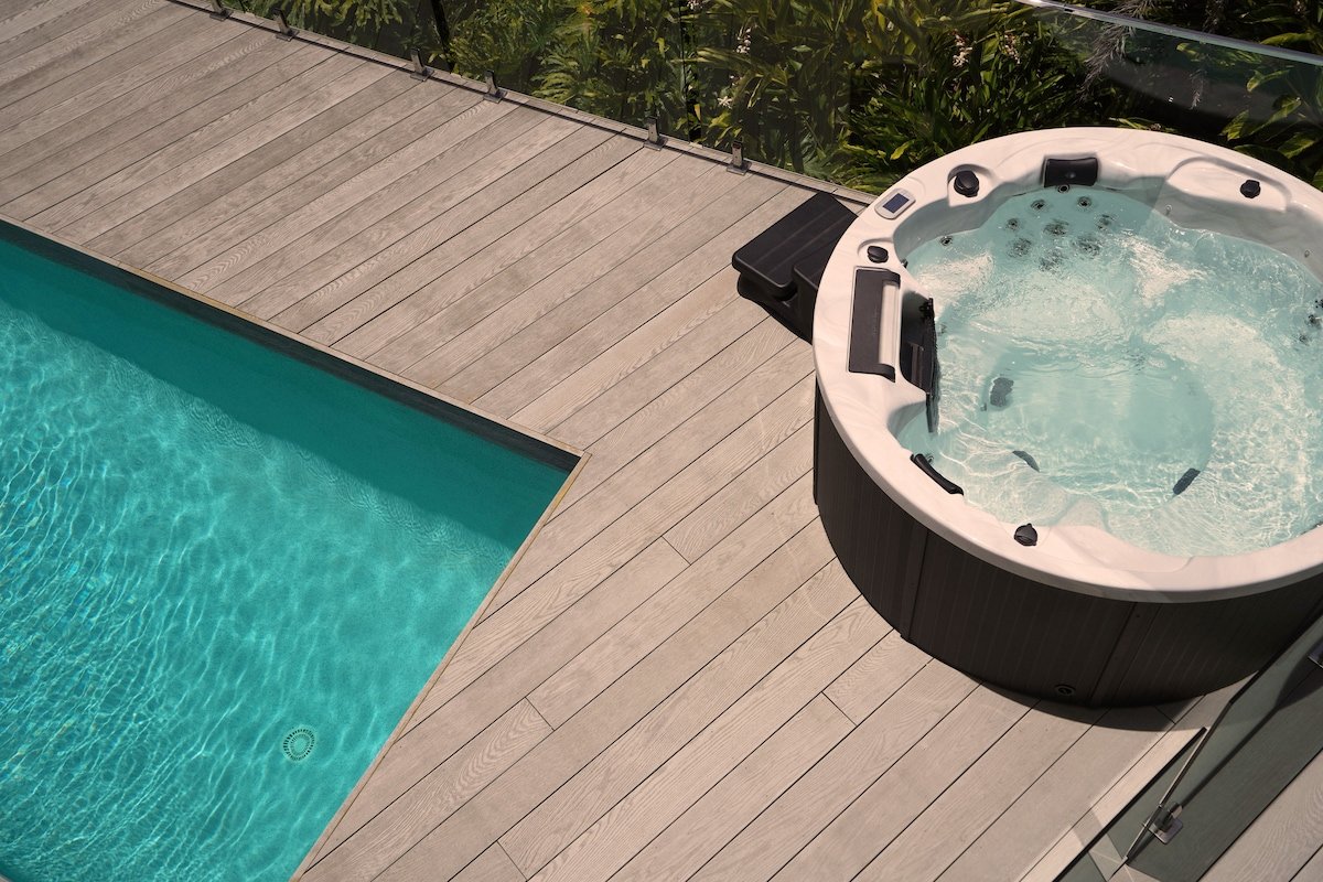 Surfside – 150m to beach w/heated pool gallery image 2