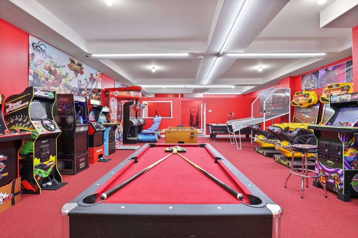 Belmont Pleasures – hot tub / arcade gaming room gallery image 2