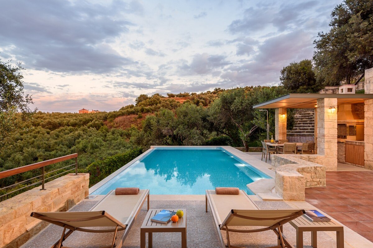 Romantic villa with 4 bedrooms & private pool. gallery image 3