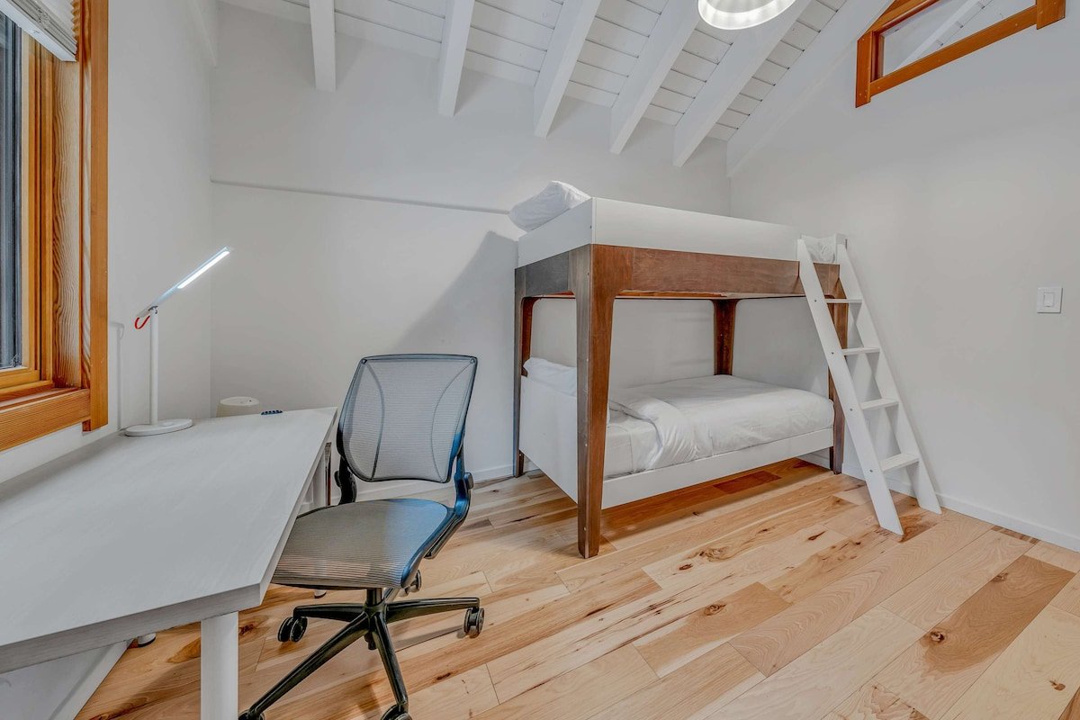 Stunning Mountain Gem with Hot Tub Near Palisades gallery image 5