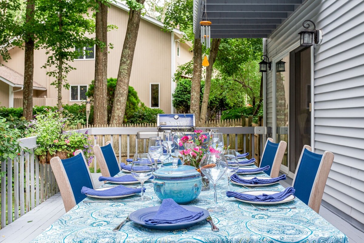 3 miles to beach with pool and large deck; 6BR/4BA gallery image 5